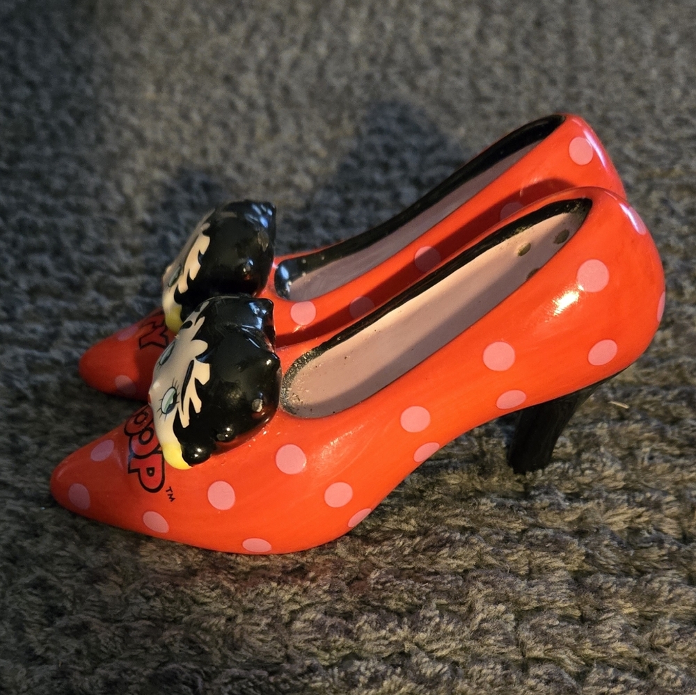 Collectable Betty Boop Red and Pink Polka Dot Salt And Pepper Shakers - Picture 5 of 6